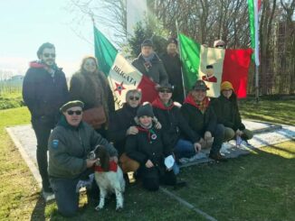 un momento del corteo, le foto di gruppo dei soci ANVRG e dell'associazione culturale "Ribelli" davanti al monumento alla battaglia.