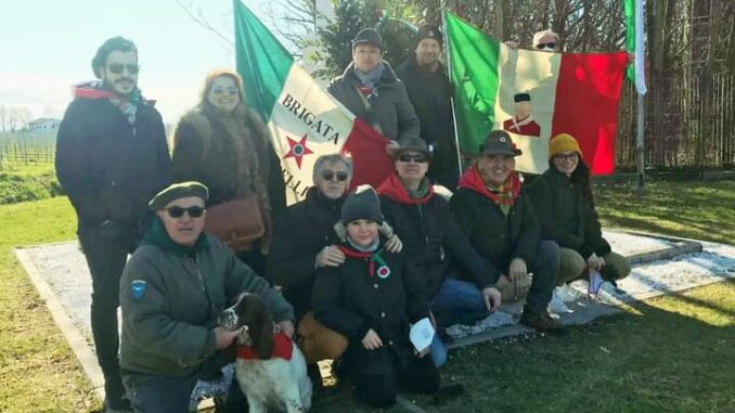 un momento del corteo, le foto di gruppo dei soci ANVRG e dell'associazione culturale "Ribelli" davanti al monumento alla battaglia.