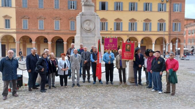 Le autorità locali e i rappresentanti delle associazioni ricordano Don Andreoli a Modena.