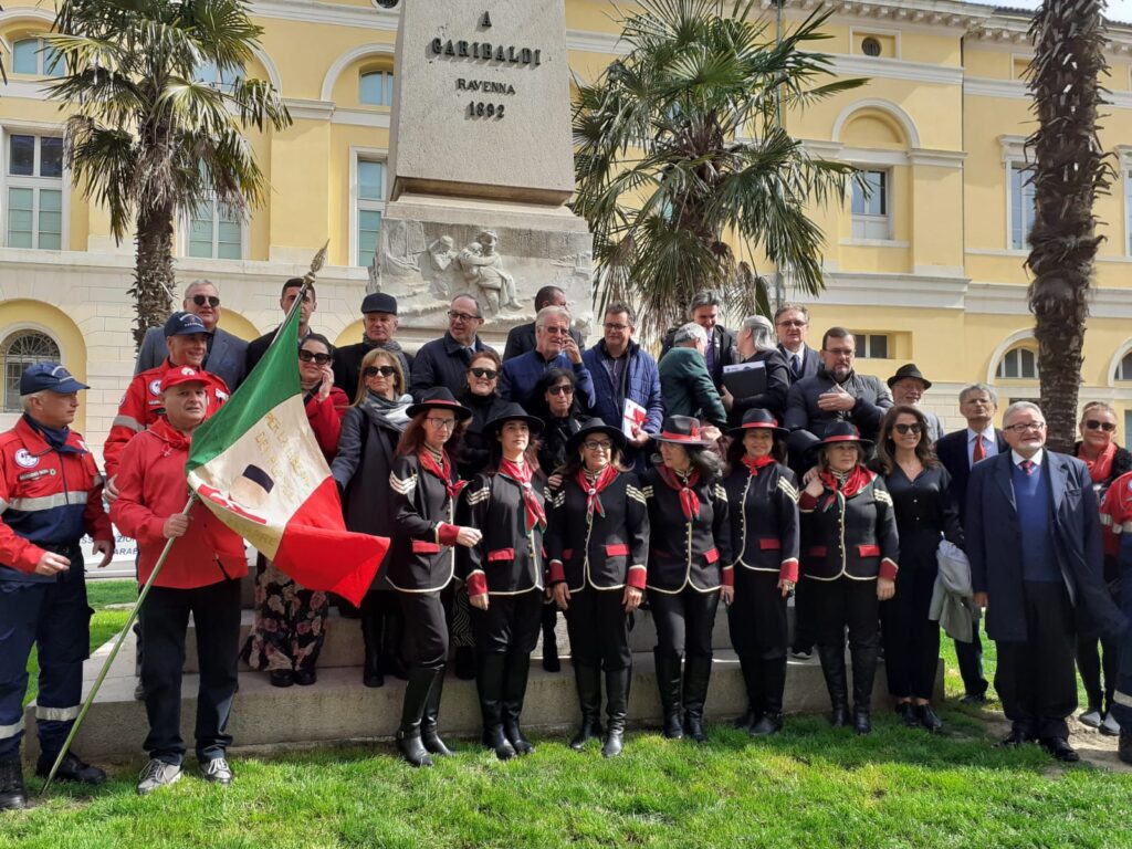 Foto di gruppo al monumento di Garibaldi in Piazza
Garibaldi a Ravenna