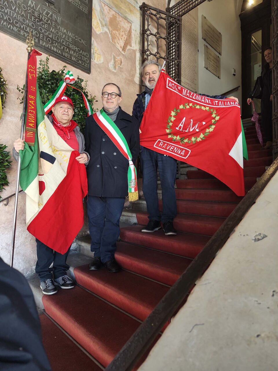 Vice Sindaco Ravenna con Bandiere ANVRG e AMI