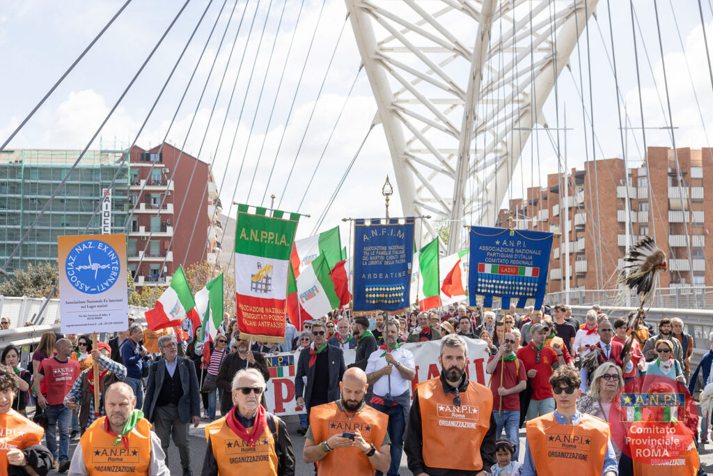 Corteo attraversa il Ponte Settimia Spizzichino