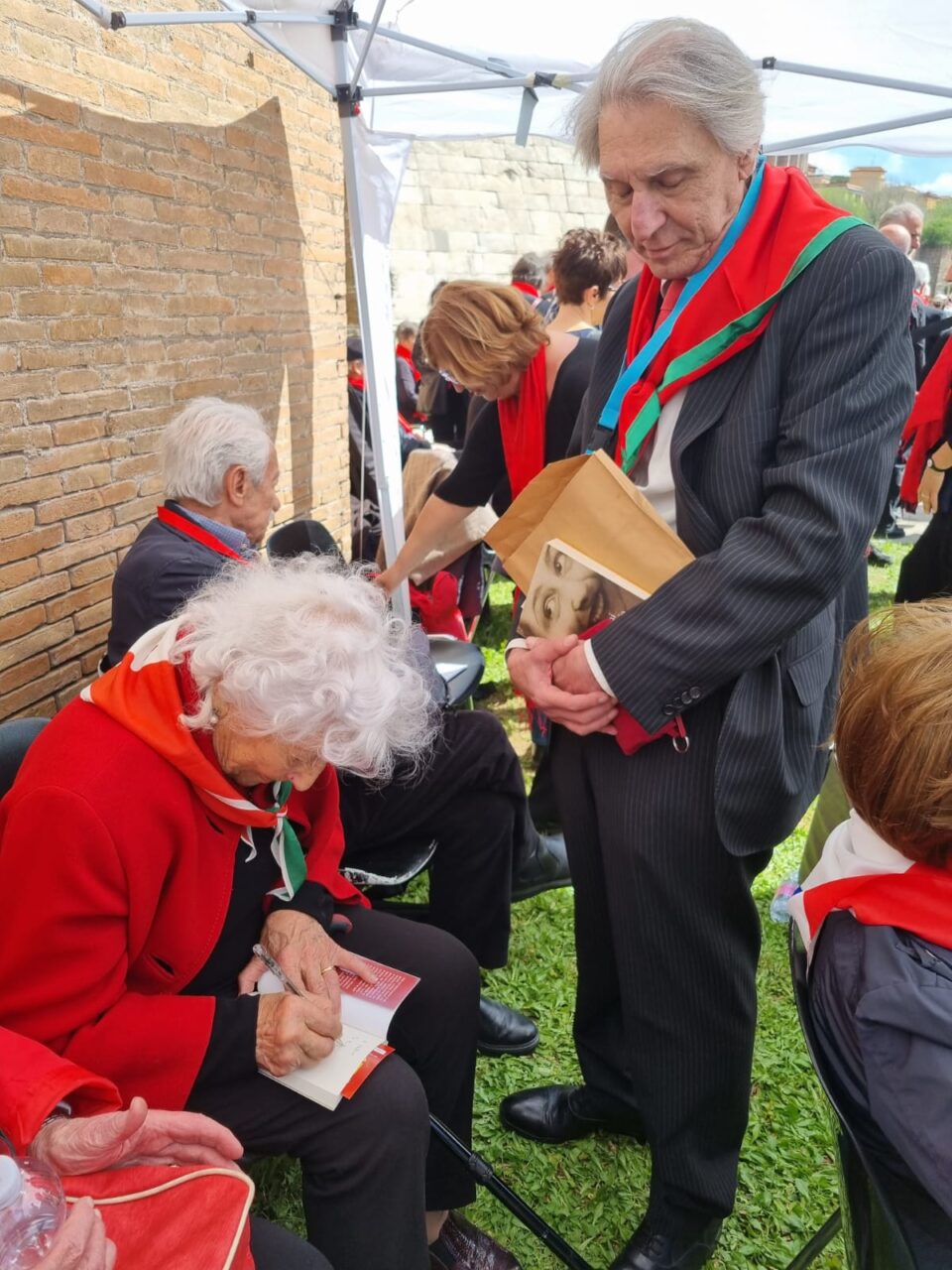 Luciana Romoli con F.P. Barbaro, Presidente della Sezione di Roma della ANVRG, mentre gli dedica il suo libro