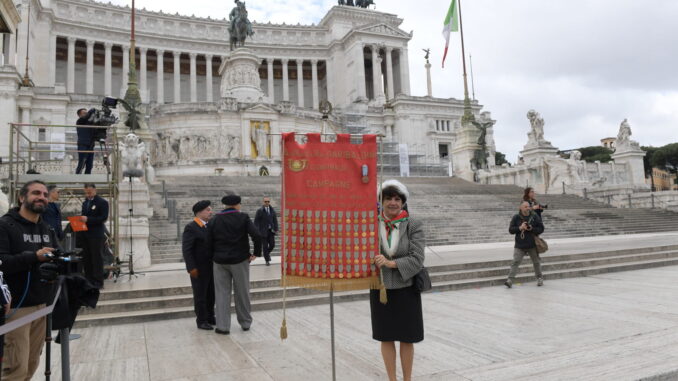 Luisa Maesano, socia della Sezione di Roma: per la prima volta una donna Alfiere del nostro Medagliere nazionale in una manifestazione alla presenza del Capo dello Stato. Foto per gentile concessione di Claudio Valletti.