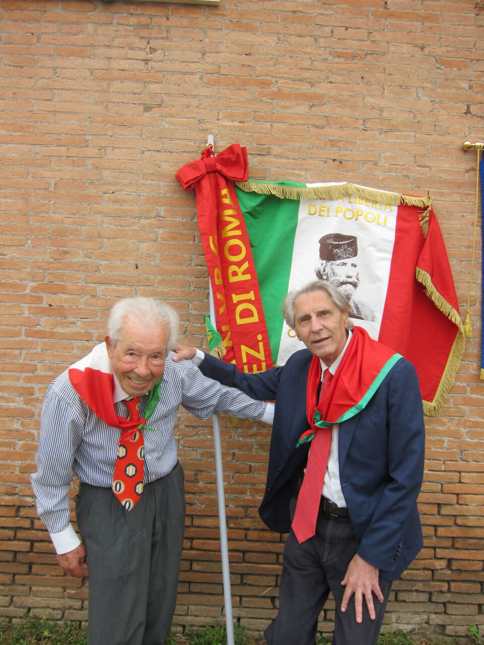 a Piazza Porta San Paolo col Partigiano Mario Di Mario