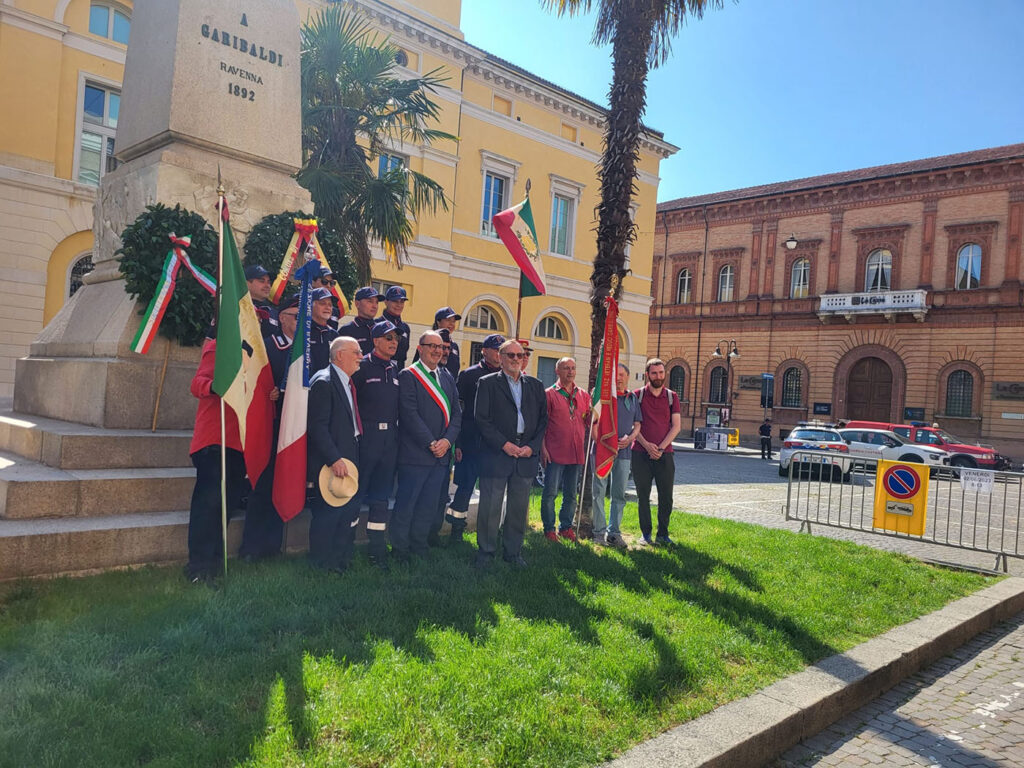 Foto di rappresentanza con il gruppo dell'Associazione Nazionale Carabinieri Nucleo Volontariato Ravenna e delle bandiere garibaldine della provincia