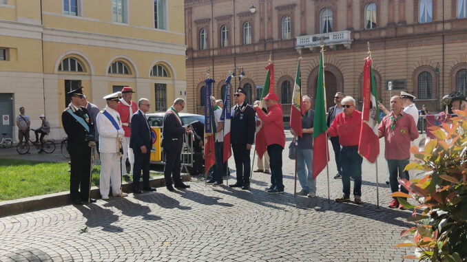 Autorità e bandiere in Piazza Garibaldi