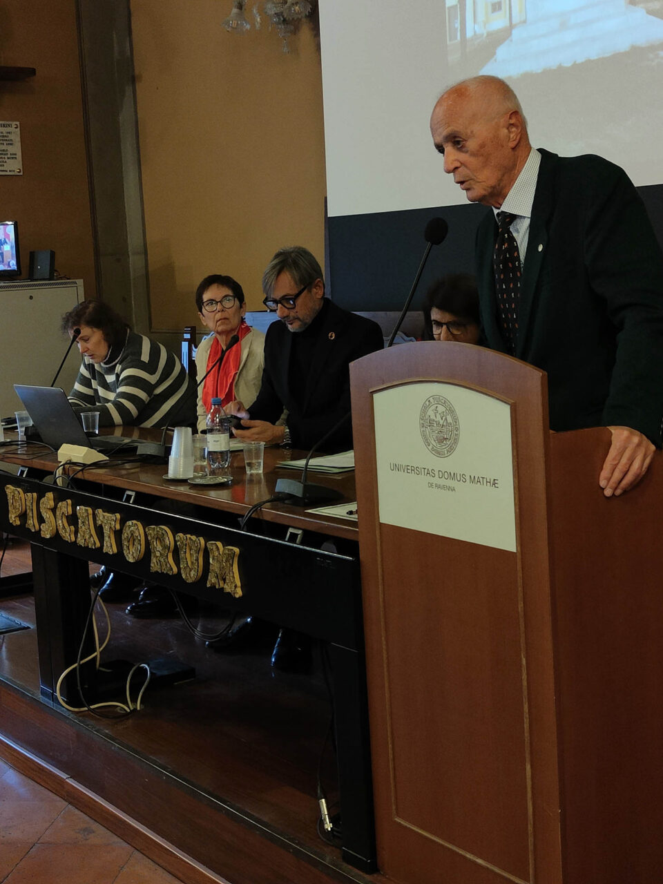 .Il 2° Massaro della Casa Matha Massimo Bozzano porge i saluti ai convenuti alla conferenza