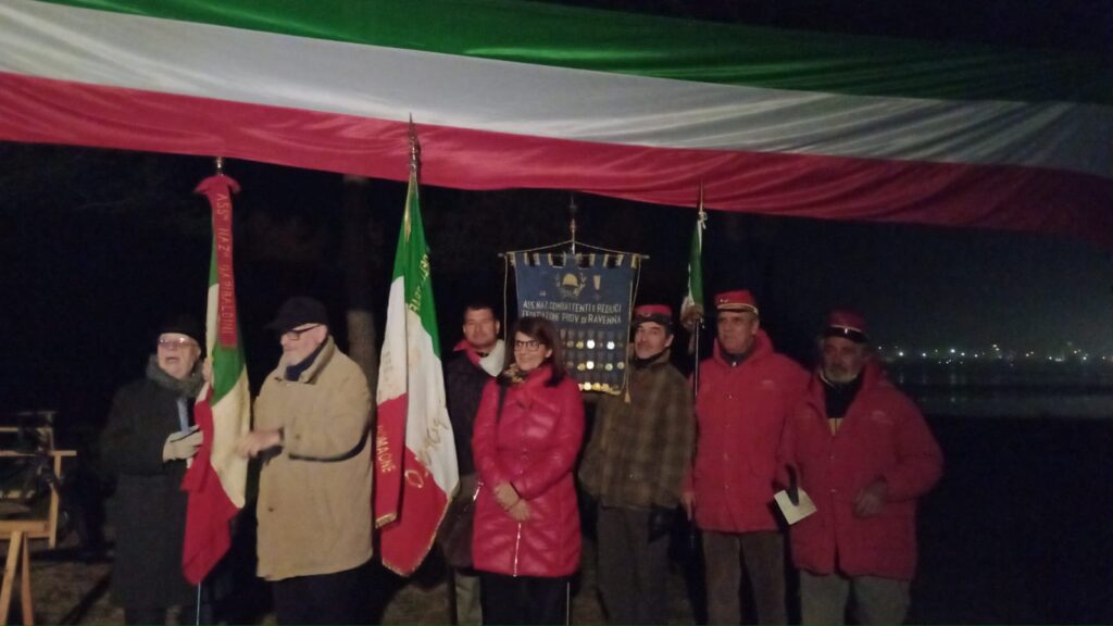 La nostra Presidente con il Presidente ed il Vice presidente di ANVRG Ravenna ed altri garibaldini con bandiere in un paesaggio notturno al Capanno Garibaldi
