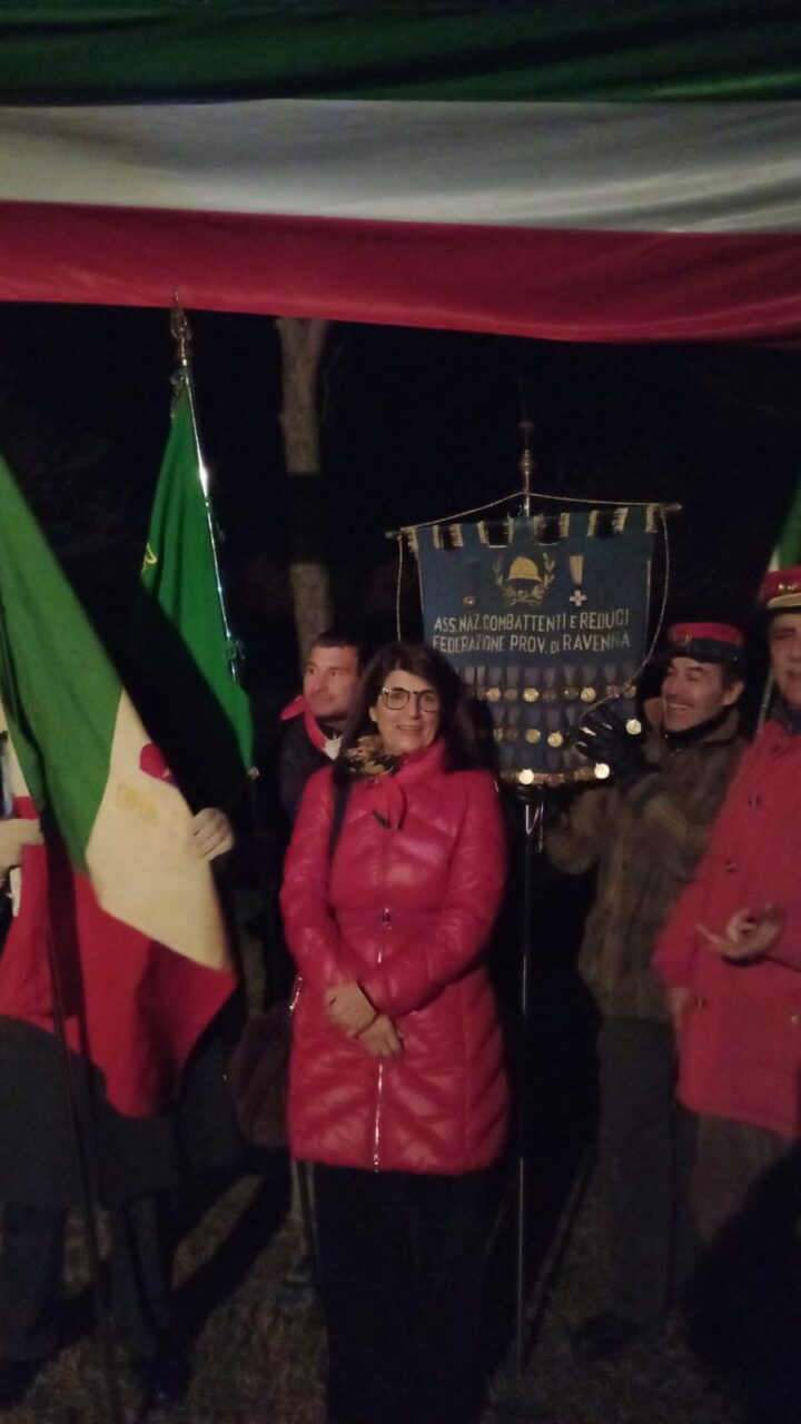 La nostra Presidente attorniata da bandiere garibaldine e labaro dell'Ass. Naz. Combattenti e Reduci, federazione provinciale di Ravenna