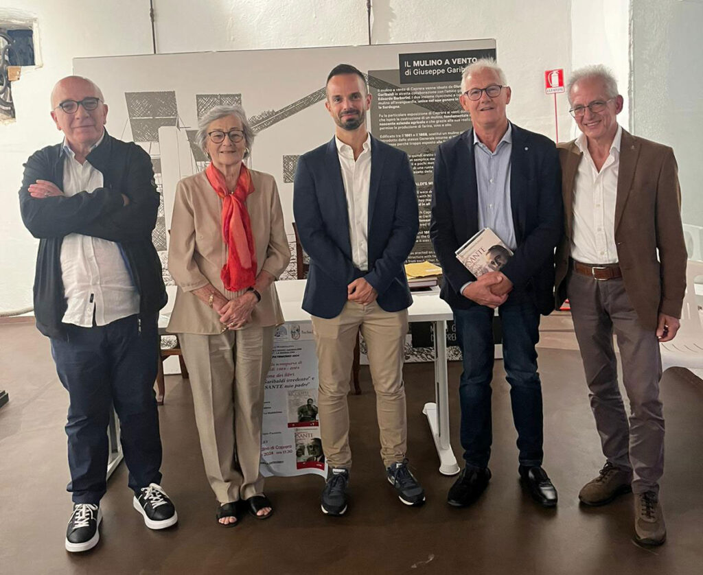 TAVOLO della SERATA 28/9/2024., DA SIN. PROF. PAOLO LISCA del Liceo "Dettori-De Andrè" di TEMPIO PAUSANIA, relatore dell'incontro, Annita Garibaldi autrice dei due libri presentati, Arch. Sergio CAPPAI nuovo Drirettore dei Musei Garibaldini di CAPRERA (Compendio casa-Museo dell'Eroe e MEMORIALE GARIBALDI di Arbuticci sempre a Caprera), PAOLO SORBA Editore dei due libri e Antonello TEDDE Presidente sez. ANVRG di La Maddalena